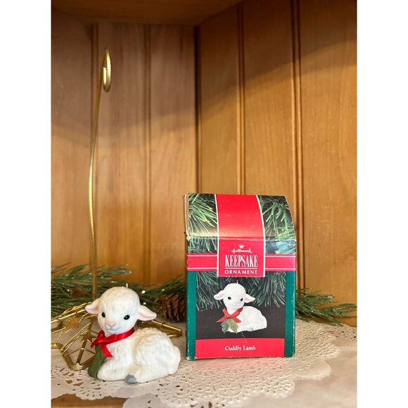 Hallmark Keepsake Cuddly Lamb Christmas Ornament Box Red Bow 1991 - Picture 2 of 3